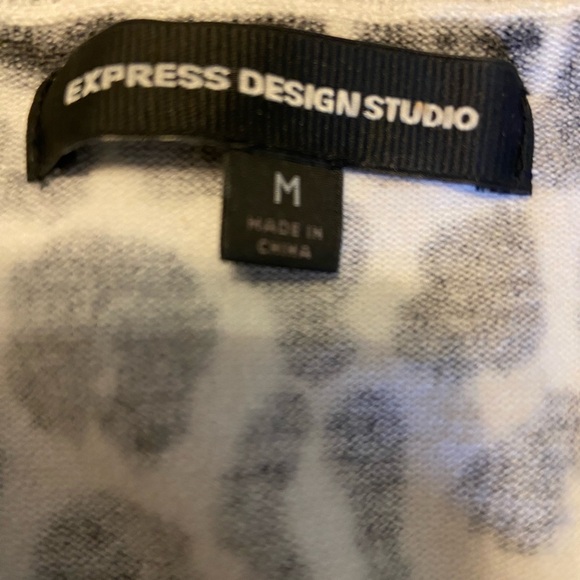 NWOT LADIES SIZE MEDIUM CARDIGAN IN BLACK & WHITE ANIMAL PRINT W/ BLACK BUTTONS - Picture 3 of 4